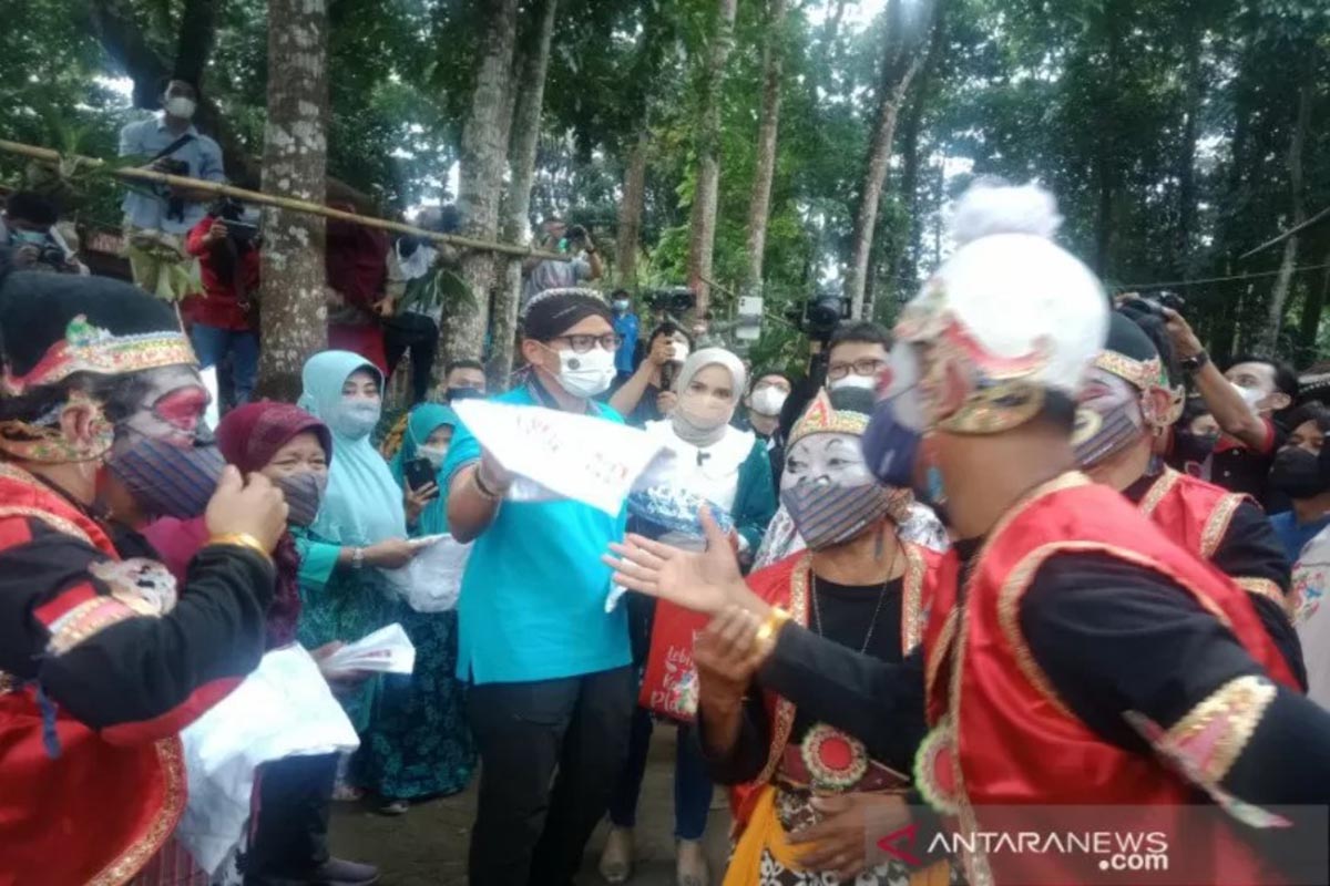 Menparekraf Sandiaga Uno saat mengunjungi Desa Wisata Pentingsari di Kecamatan Cangkringan, Kabupaten Sleman, Daerah Istimewa Yogyakarta. (FOTO: ANTARA/Victorianus Sat Pranyoto) Menparekraf Sandiaga Uno saat mengunjungi Desa Wisata Pentingsari di Kecamatan Cangkringan, Kabupaten Sleman, Daerah Istimewa Yogyakarta. (FOTO: ANTARA/Victorianus Sat Pranyoto)