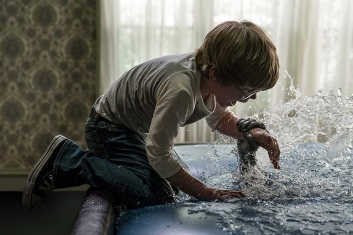 Adegan David Glatzel bertemu dengan iblis di atas kasur air dalam film The Conjuring 3. Foto: IMDb Adegan David Glatzel bertemu dengan iblis di atas kasur air dalam film The Conjuring 3. Foto: IMDb