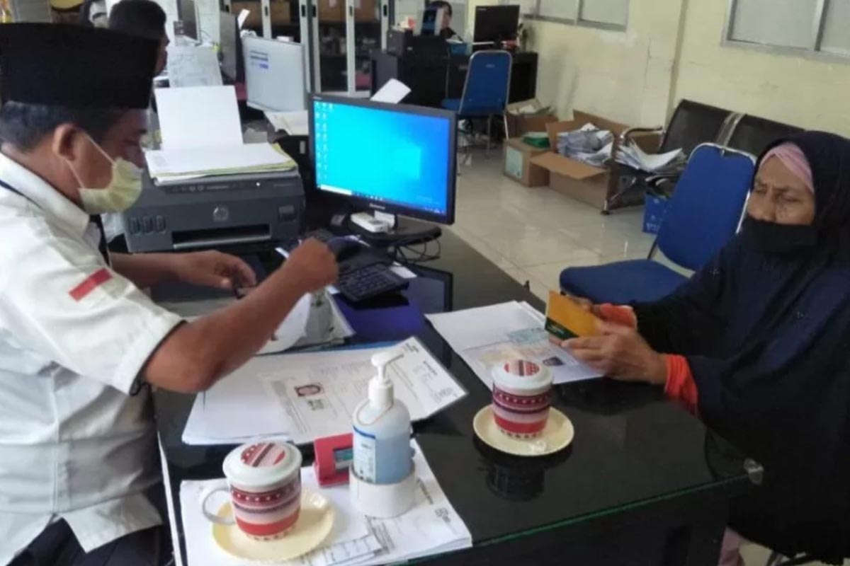 Husnah (jilbab hitam) salah satu calon jemaah haji yang dua kali ditunda keberangkatannya mengajukan proses penarikan setoran pelunasan BPIH di kantor Kementerian Agama (Kemenag) Kota Mataram, Selasa (8/6-2021). (Foto: ANTARA/Nirkomala) Husnah (jilbab hitam) salah satu calon jemaah haji yang dua kali ditunda keberangkatannya mengajukan proses penarikan setoran pelunasan BPIH di kantor Kementerian Agama (Kemenag) Kota Mataram, Selasa (8/6-2021). (Foto: ANTARA/Nirkomala)