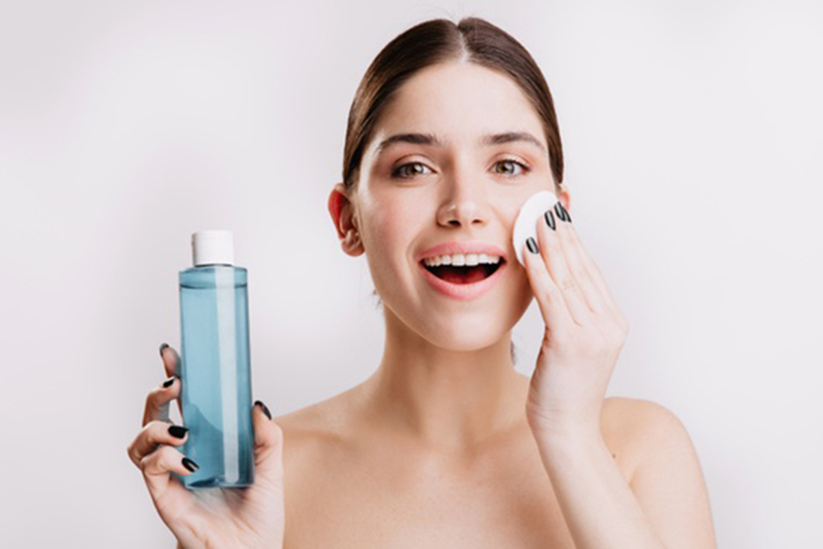 Ilustrasi menggunakan toner. Foto: Freepik/lookstudio Ilustrasi menggunakan toner. Foto: Freepik/lookstudio