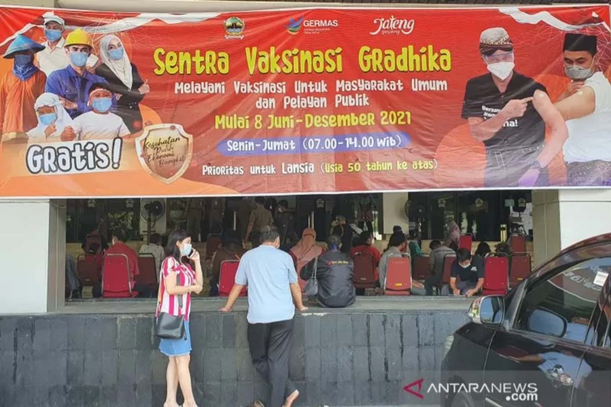 Pelaksanaan vaksinasi di Sentra Vaksin Grhadika komplek kantor Gubernur Jawa Tengah. (FOTO: ANTARA/Wisnu Adhi) Pelaksanaan vaksinasi di Sentra Vaksin Grhadika komplek kantor Gubernur Jawa Tengah. (FOTO: ANTARA/Wisnu Adhi)