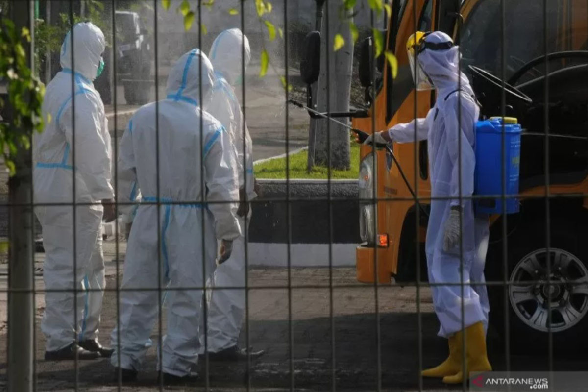 Petugas menyemprotkan disinfektan ke pengemudi kendaraan pengangkut pasien COVID-19 yang hendak memasuki kompleks Asrama Haji Donohudan, Ngemplak, Boyolali, Jawa Tengah, Senin (7/6/2021). (FOTO: ANTARA/Aloysius Jarot Nugroho/rwa) Petugas menyemprotkan disinfektan ke pengemudi kendaraan pengangkut pasien COVID-19 yang hendak memasuki kompleks Asrama Haji Donohudan, Ngemplak, Boyolali, Jawa Tengah, Senin (7/6/2021). (FOTO: ANTARA/Aloysius Jarot Nugroho/rwa)