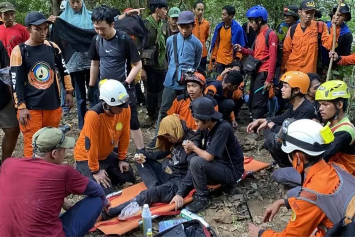 Bau Arifah (25) setelah empat hari pencarian, usai dinyatakan hilang sejak Ahad (6/6) di Gunung Abbo, Bantimurung, Kabupaten Maros, Sulawesi Selatan, Rabu (9/6/2021). (FOTO: ANTARA/HO) Bau Arifah (25) setelah empat hari pencarian, usai dinyatakan hilang sejak Ahad (6/6) di Gunung Abbo, Bantimurung, Kabupaten Maros, Sulawesi Selatan, Rabu (9/6/2021). (FOTO: ANTARA/HO)