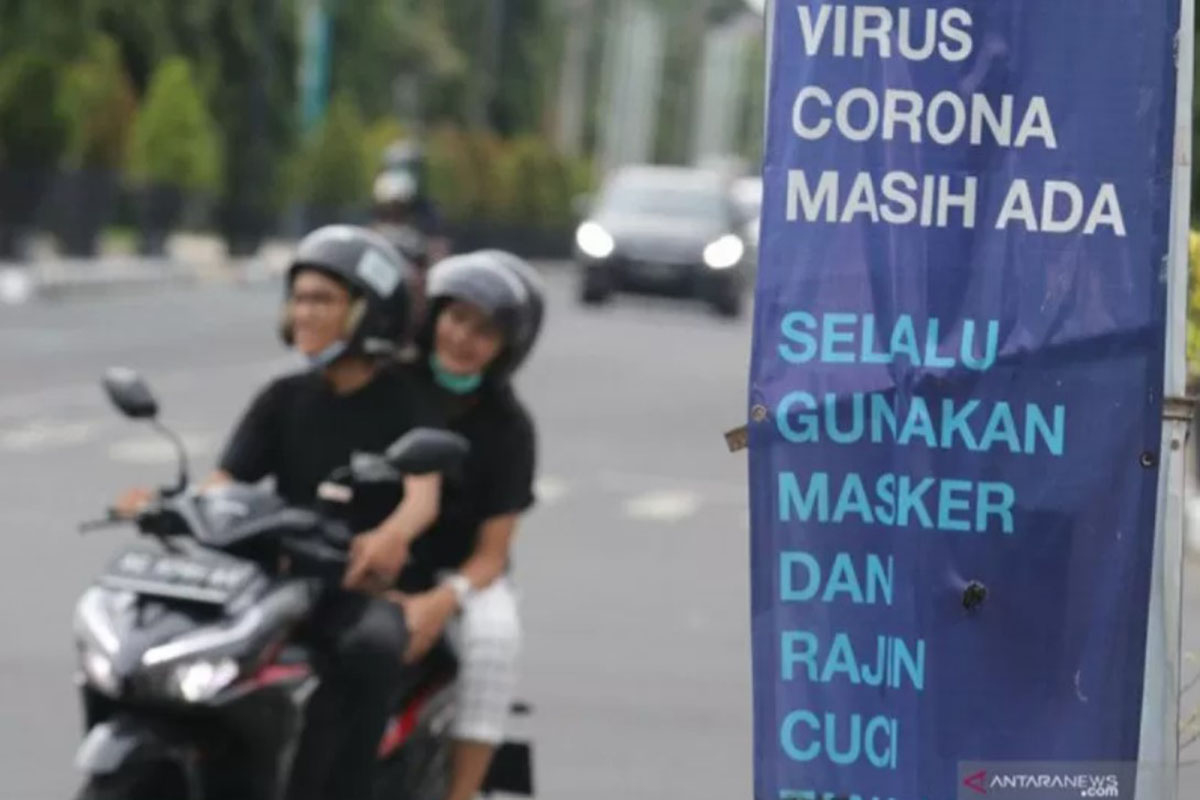 Ilustrasi - Pengendara sepeda motor tanpa menggunakan masker melintas di dekat spanduk sosialisasi penerapan protokol kesehatan di Kota Kediri, Jawa Timur, Jumat (25/12/2020). (ANTARA/Prasetia Fauzani) Ilustrasi - Pengendara sepeda motor tanpa menggunakan masker melintas di dekat spanduk sosialisasi penerapan protokol kesehatan di Kota Kediri, Jawa Timur, Jumat (25/12/2020). (ANTARA/Prasetia Fauzani)