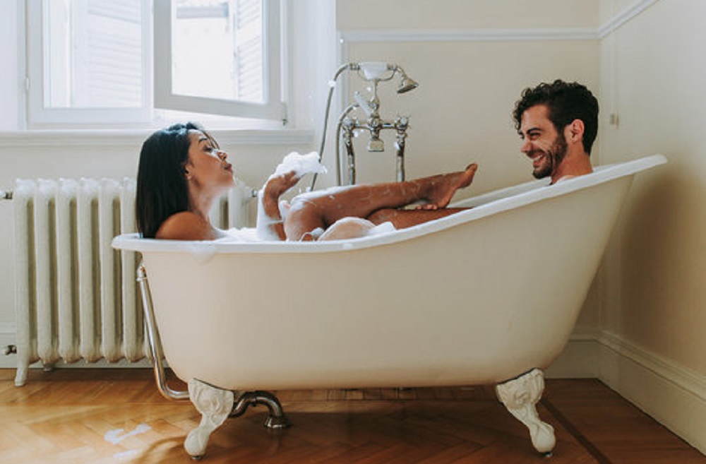 Lebih Menantang! 3 Posisi Paling Wow Berhubungan di Kamar Mandi (Foto: Adobe Stock) Lebih Menantang! 3 Posisi Paling Wow Berhubungan di Kamar Mandi (Foto: Adobe Stock)