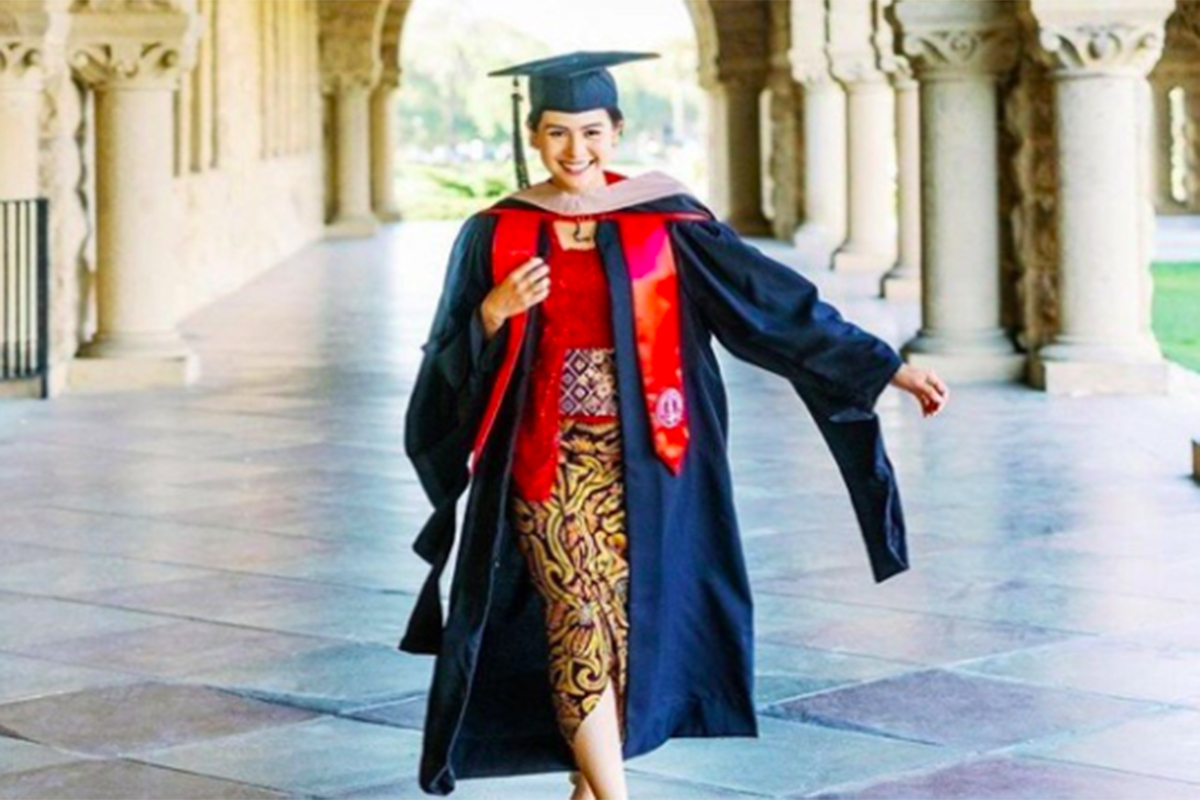 Foto Maudy Ayunda Wisuda - IMAGESEE