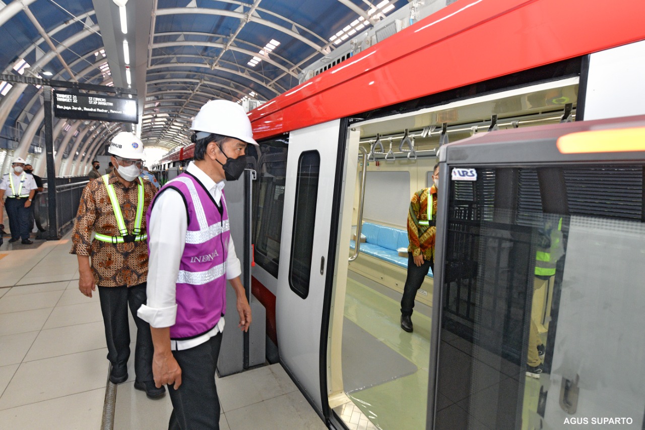 Presiden Jokowi uji coba LRT. Foto: Biro Setpres Presiden Jokowi uji coba LRT. Foto: Biro Setpres
