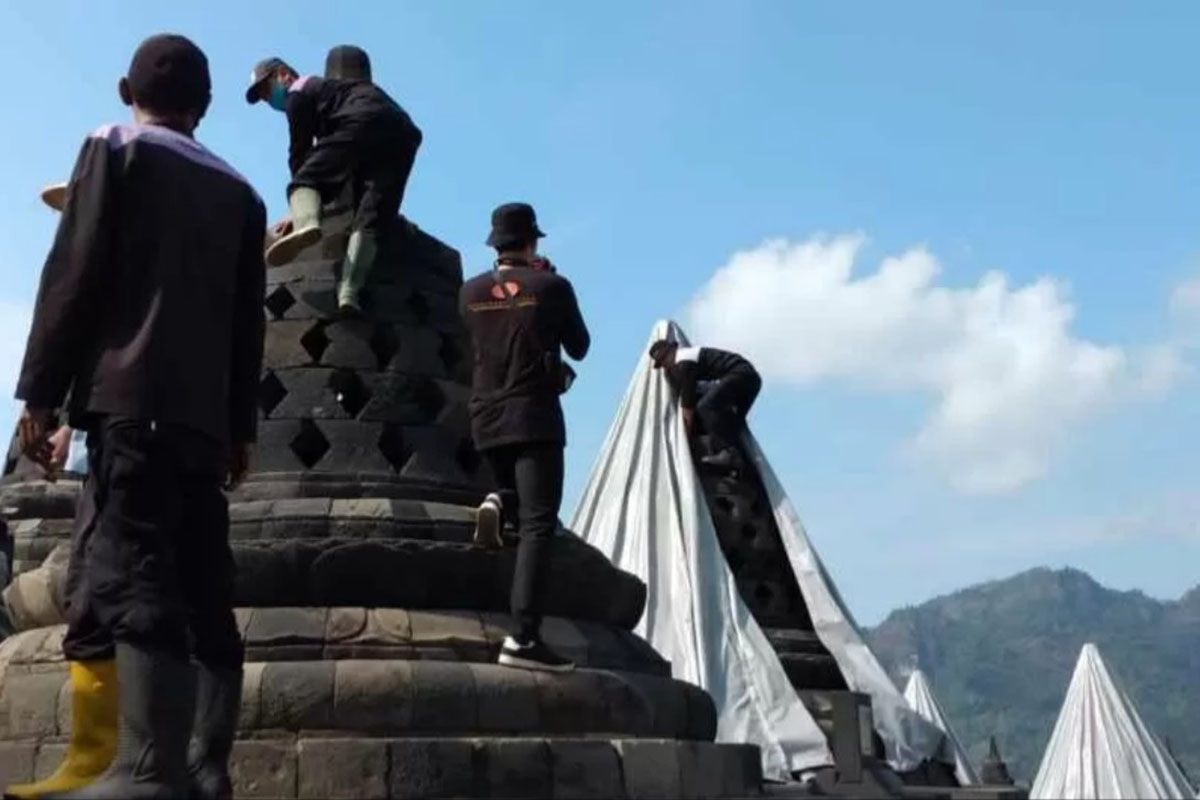 Sejumlah petugas Balai Konservasi Borobudur (BKB) membuka penutup stupa Candi Borobudur. (FOTO: ANTARA/HO-Balai Konservasi Borobudur) Sejumlah petugas Balai Konservasi Borobudur (BKB) membuka penutup stupa Candi Borobudur. (FOTO: ANTARA/HO-Balai Konservasi Borobudur)