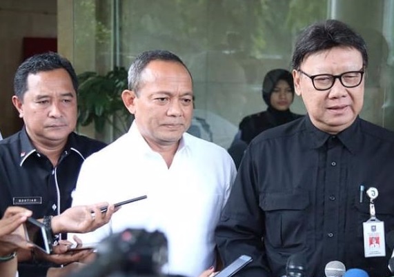 Tjahjo Kumolo Blak-blakan di DPR, Jokowi Bakal Bubarkan...(Foto: Instagram/tjahjokumolo) Tjahjo Kumolo Blak-blakan di DPR, Jokowi Bakal Bubarkan...(Foto: Instagram/tjahjokumolo)