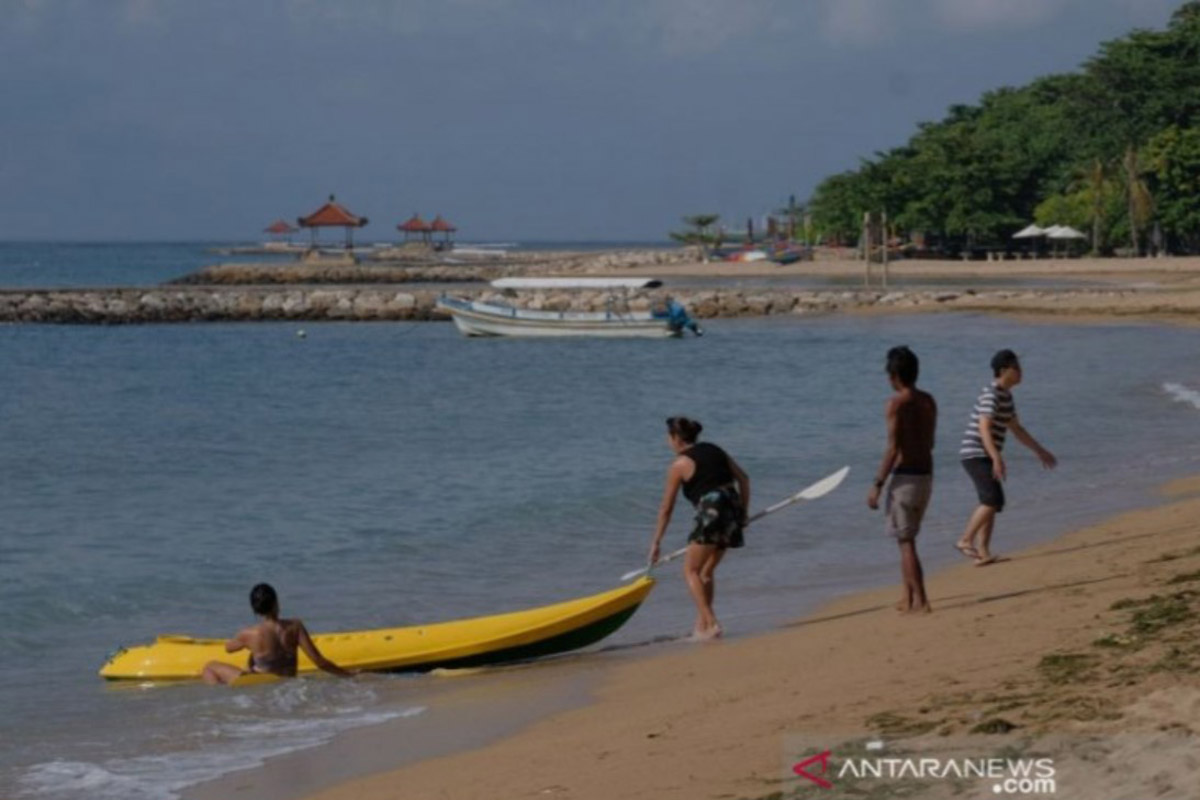 Wisatawan menikmati suasana saat mengunjungi di Pantai Sindhu, Sanur, Denpasar, Bali, Rabu (9/6/2021). (Foto: Antara/Nyoman Hendra/2021) Wisatawan menikmati suasana saat mengunjungi di Pantai Sindhu, Sanur, Denpasar, Bali, Rabu (9/6/2021). (Foto: Antara/Nyoman Hendra/2021)
