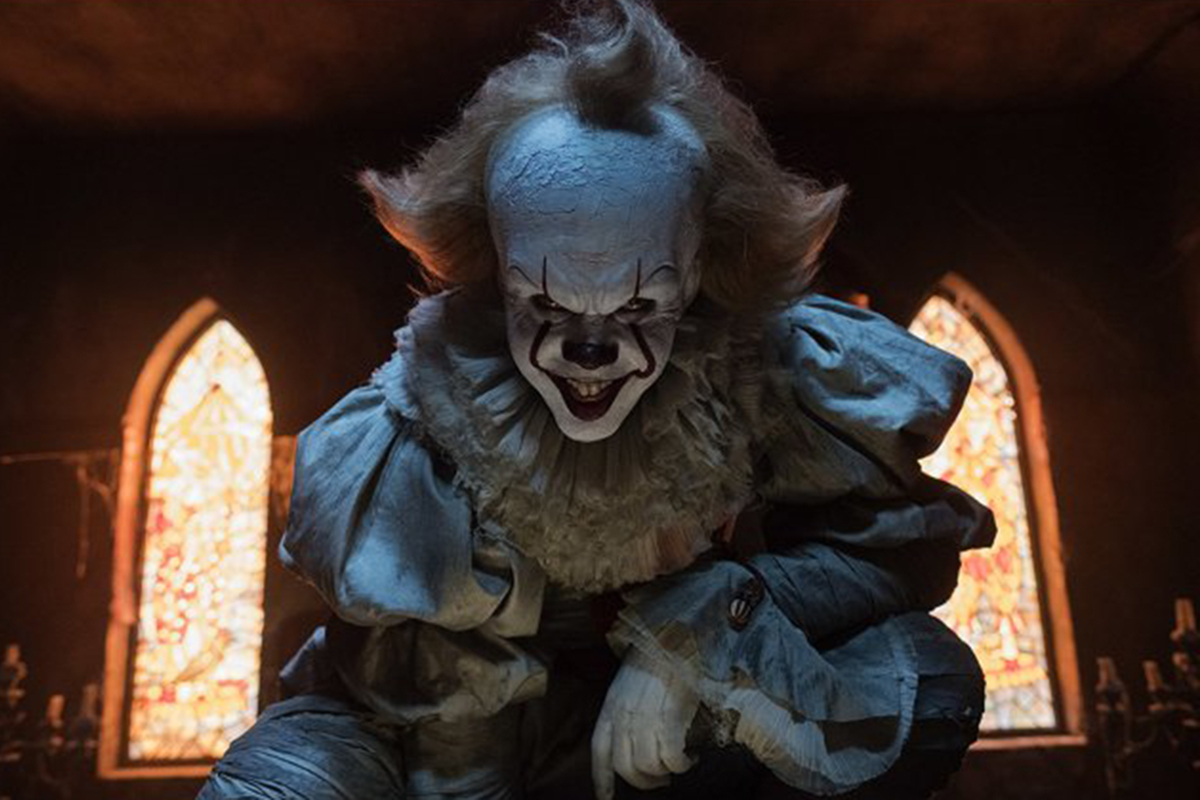 Bill Skarsgard sebagai Pennywise the Dancing Clown di film It. Foto: IMDb Bill Skarsgard sebagai Pennywise the Dancing Clown di film It. Foto: IMDb
