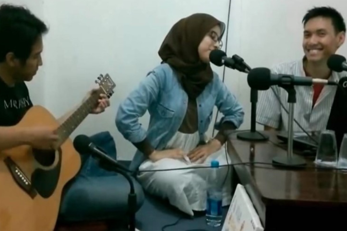 Endy Daniyanto (kanan), penggagas Komunitas Mahir Membuat Lagu (foto: SC YouTube Endy Daniyanto) Endy Daniyanto (kanan), penggagas Komunitas Mahir Membuat Lagu (foto: SC YouTube Endy Daniyanto)