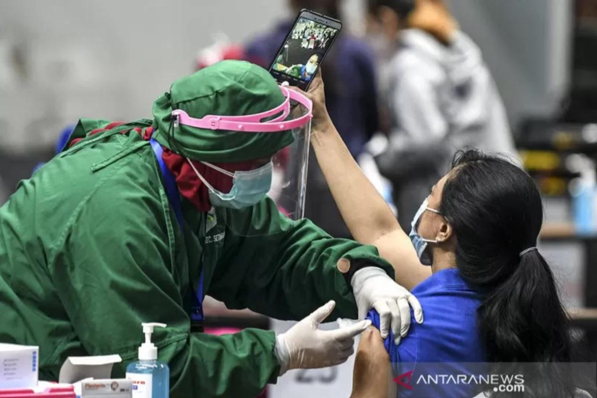 Ilustrasi - Vaksinator menyuntikkan vaksin COVID-19 Sinovac dosis pertama ke seorang tenaga kesehatan saat vaksinasi massal di Istora Senayan, Jakarta, Kamis (4/2/2021). (FOTO: ANTARA/M RISYAL HIDAYAT) Ilustrasi - Vaksinator menyuntikkan vaksin COVID-19 Sinovac dosis pertama ke seorang tenaga kesehatan saat vaksinasi massal di Istora Senayan, Jakarta, Kamis (4/2/2021). (FOTO: ANTARA/M RISYAL HIDAYAT)