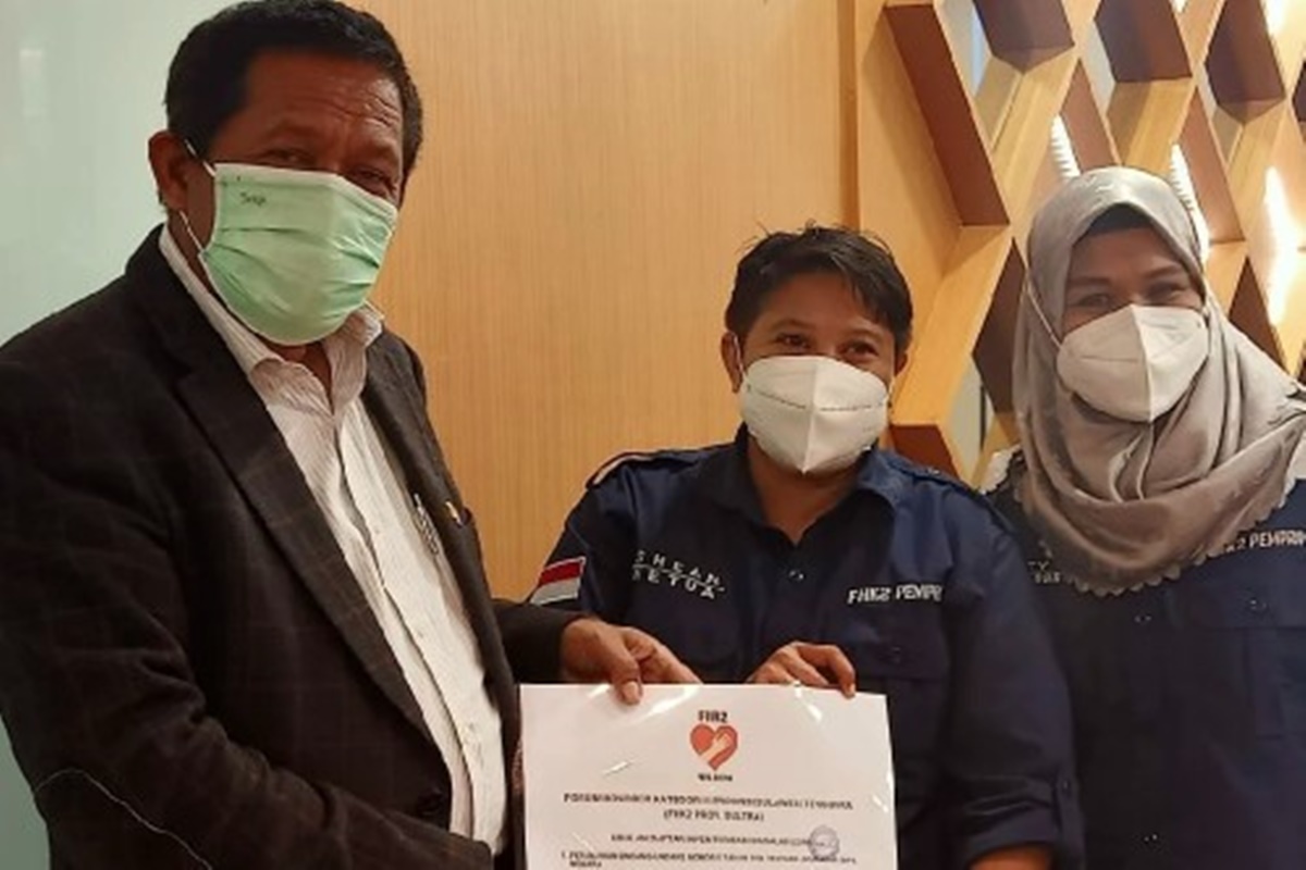 Ketua Forum Honorer K2 Sultra, Andi Melyani Kahar (tengah) saat menyerahkan dokumen perjuangan mereka kepada Hugua, anggota Komisi II DPR RI (foto: Dok. FHK2 Provinsi Sultra) Ketua Forum Honorer K2 Sultra, Andi Melyani Kahar (tengah) saat menyerahkan dokumen perjuangan mereka kepada Hugua, anggota Komisi II DPR RI (foto: Dok. FHK2 Provinsi Sultra)