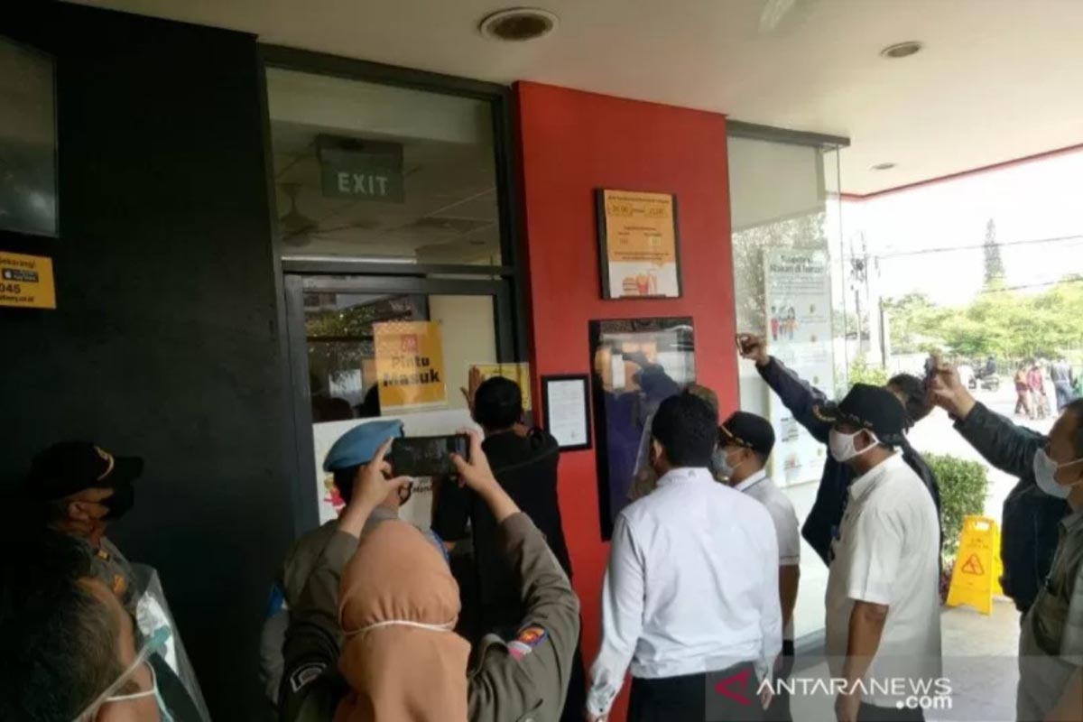 Penyegelan dilakukan terhadap gerai McDonalds yang berada di Jalan Buahbatu, Kota Bandung, Jawa Barat, Rabu (9/6/2021). (FOTO: ANTARA/HO-Satpol PP Kota Bandung) Penyegelan dilakukan terhadap gerai McDonalds yang berada di Jalan Buahbatu, Kota Bandung, Jawa Barat, Rabu (9/6/2021). (FOTO: ANTARA/HO-Satpol PP Kota Bandung)