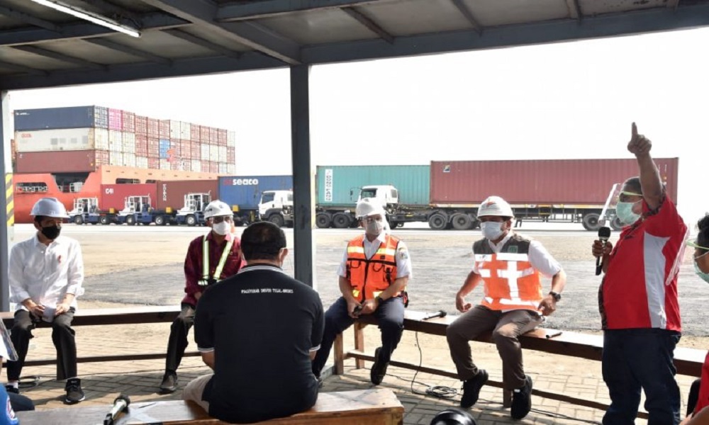 Presiden Jokowi berdialog dengan para sopir di Pelabuhan Tanjung Priok Jakarta. FOTO: Antara Presiden Jokowi berdialog dengan para sopir di Pelabuhan Tanjung Priok Jakarta. FOTO: Antara