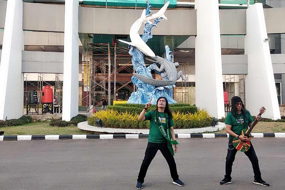 Arek Band melakukan syuting di Stadion GBT. Foto: JPNN Musik Arek Band melakukan syuting di Stadion GBT. Foto: JPNN Musik