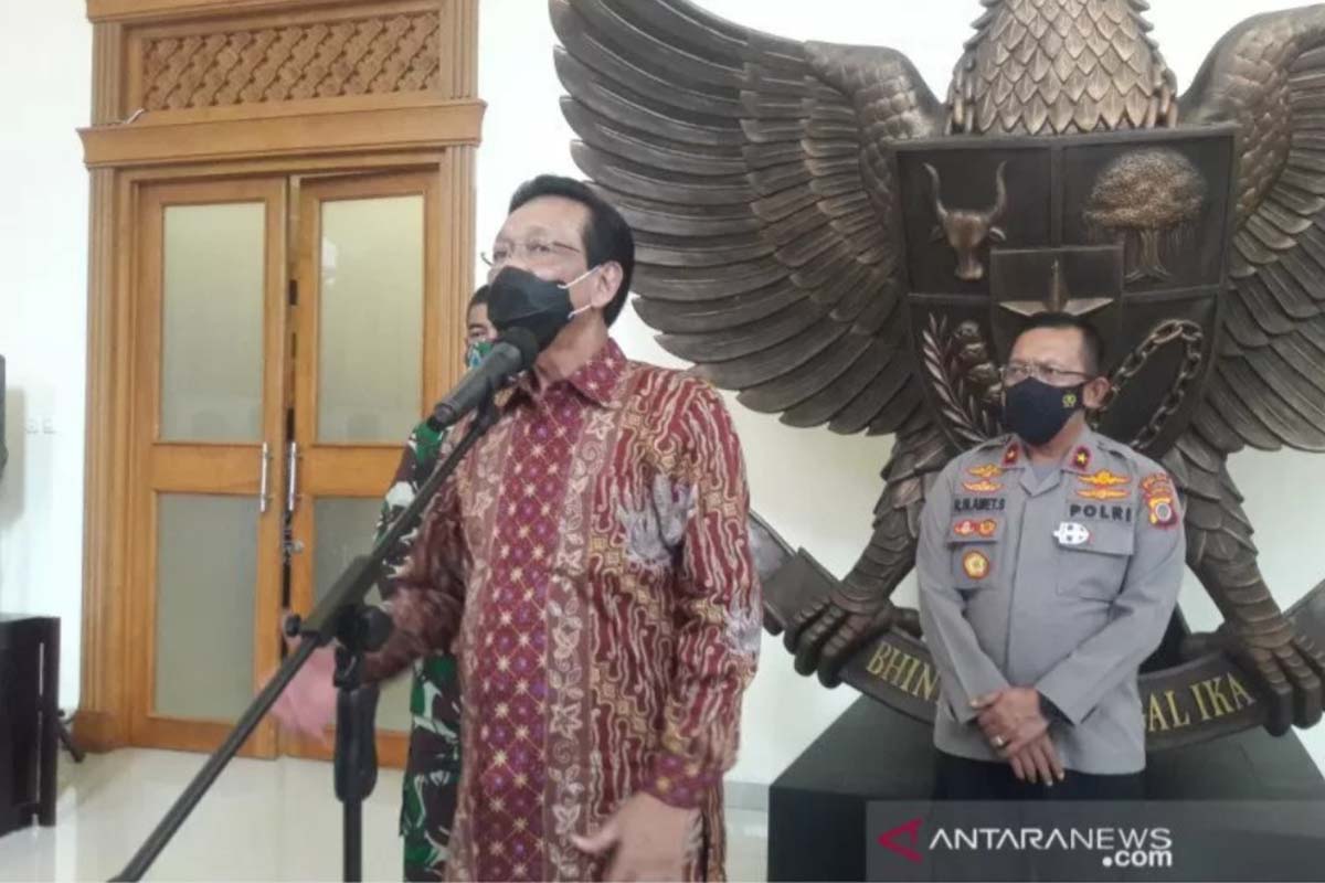 Gubernur Daerah Istimewa Yogyakarta, Sri Sultan Hamengku Buwono X di Gedhong Pracimasana, Komplek Kepatihan, Yogyakarta, Jumat (11/6). (Foto: Antara/Luqman Hakim) Gubernur Daerah Istimewa Yogyakarta, Sri Sultan Hamengku Buwono X di Gedhong Pracimasana, Komplek Kepatihan, Yogyakarta, Jumat (11/6). (Foto: Antara/Luqman Hakim)