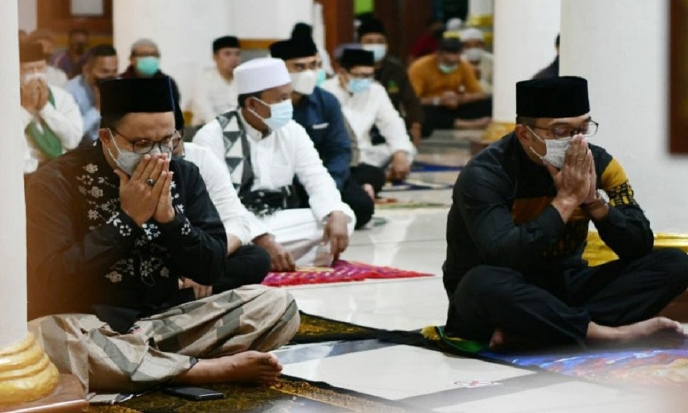 Gubernur Jawa Barat Ridwan Kamil salat subuh berjamaah dengan Gubernur DKI Jakarta Anies Baswedan di Masjid Agung Sumedang, Jawa Barat. FOTO: Antara Gubernur Jawa Barat Ridwan Kamil salat subuh berjamaah dengan Gubernur DKI Jakarta Anies Baswedan di Masjid Agung Sumedang, Jawa Barat. FOTO: Antara