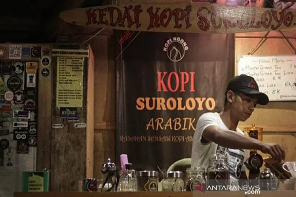 Ilustrasi - Kopi Suroloyo Win, pemilik kedai Kopi Suroloyo sedang mecarik kopi di kawasan puncak suroloyo, Kulon Progo. (Foto: ANTARA/Isroviana/ags) Ilustrasi - Kopi Suroloyo Win, pemilik kedai Kopi Suroloyo sedang mecarik kopi di kawasan puncak suroloyo, Kulon Progo. (Foto: ANTARA/Isroviana/ags)