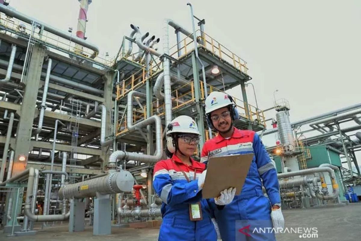 Ilustrasi - Pekerja Pertamina RU IV Cilacap saat melakukan pengecekan di area kilang. (FOTO: ANTARA/HO-Pertamina RU IV Cilacap/am) Ilustrasi - Pekerja Pertamina RU IV Cilacap saat melakukan pengecekan di area kilang. (FOTO: ANTARA/HO-Pertamina RU IV Cilacap/am)