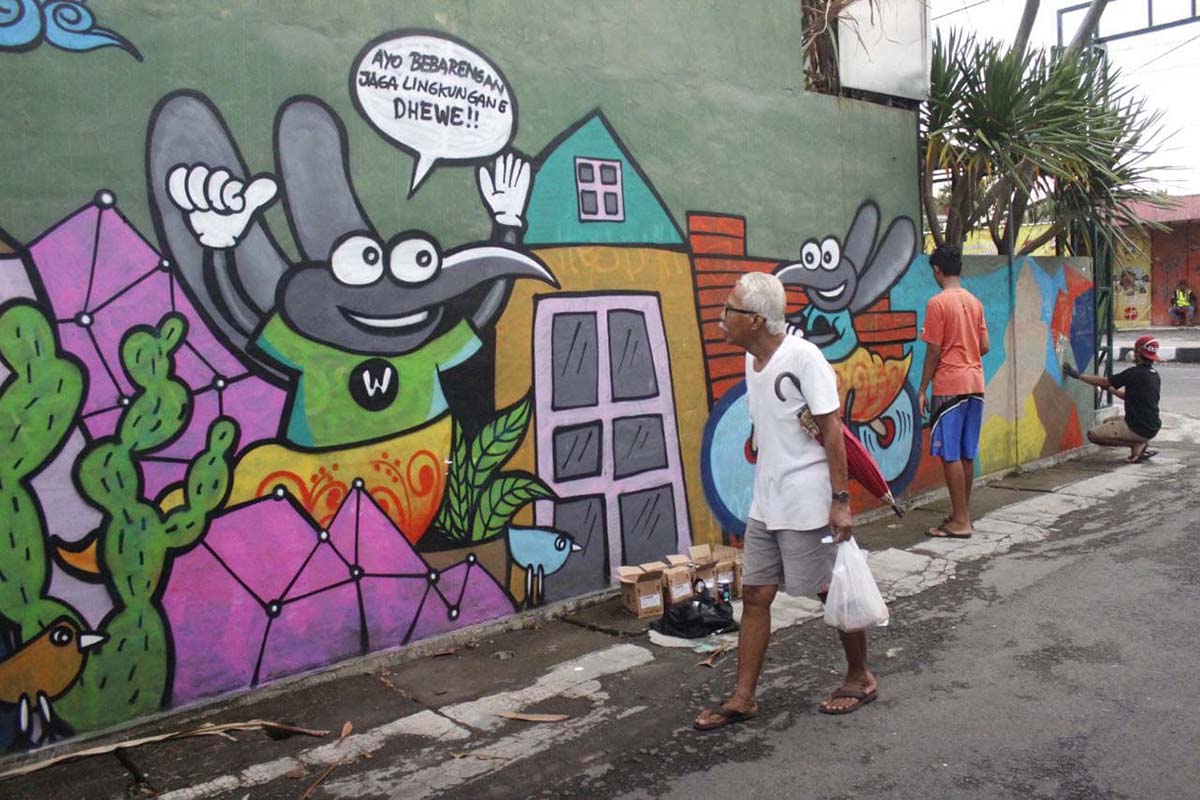Ilustrasi - Warga Sorosutan Yogyakarta melihat mural Wolbachia yang berada tak jauh dari tempat tinggalnya. (Foto: WMP Yogyakarta) Ilustrasi - Warga Sorosutan Yogyakarta melihat mural Wolbachia yang berada tak jauh dari tempat tinggalnya. (Foto: WMP Yogyakarta)