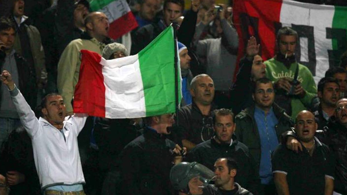Italia secara mengejutkan kesulitan dalam meladeni perlawanan alot Turki, meskipun pada akhirnya menang dengan skor 2-1. (foto: Reuters) Italia secara mengejutkan kesulitan dalam meladeni perlawanan alot Turki, meskipun pada akhirnya menang dengan skor 2-1. (foto: Reuters)