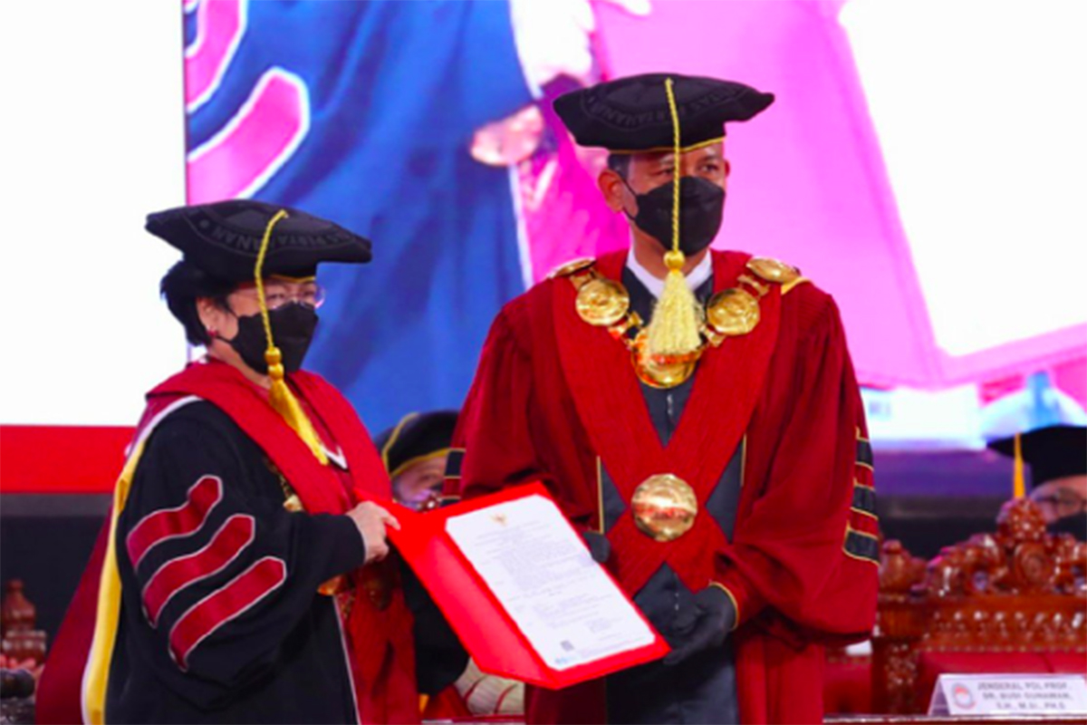 Megawati Soekarnoputri dalam acara pengukuhan gelar Profesor Kehormatan di Kampus Bela Negara, Sentul, Jawa Barat, Jumat (11/6). Foto: Tim Dokumentasi Megawati Soekarnoputri Megawati Soekarnoputri dalam acara pengukuhan gelar Profesor Kehormatan di Kampus Bela Negara, Sentul, Jawa Barat, Jumat (11/6). Foto: Tim Dokumentasi Megawati Soekarnoputri