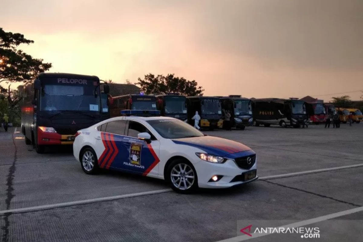 Mobil patroli dan pengawalan (patwal) atau voorijder polisi tengah mengawal pemberangkatan warga Kabupaten Kudus, Jawa Tengah, je Asrama Haji Donohudan, Kabupaten Boyolali. (ANTARA/Akhmad Nazaruddin Lathif) Mobil patroli dan pengawalan (patwal) atau voorijder polisi tengah mengawal pemberangkatan warga Kabupaten Kudus, Jawa Tengah, je Asrama Haji Donohudan, Kabupaten Boyolali. (ANTARA/Akhmad Nazaruddin Lathif)