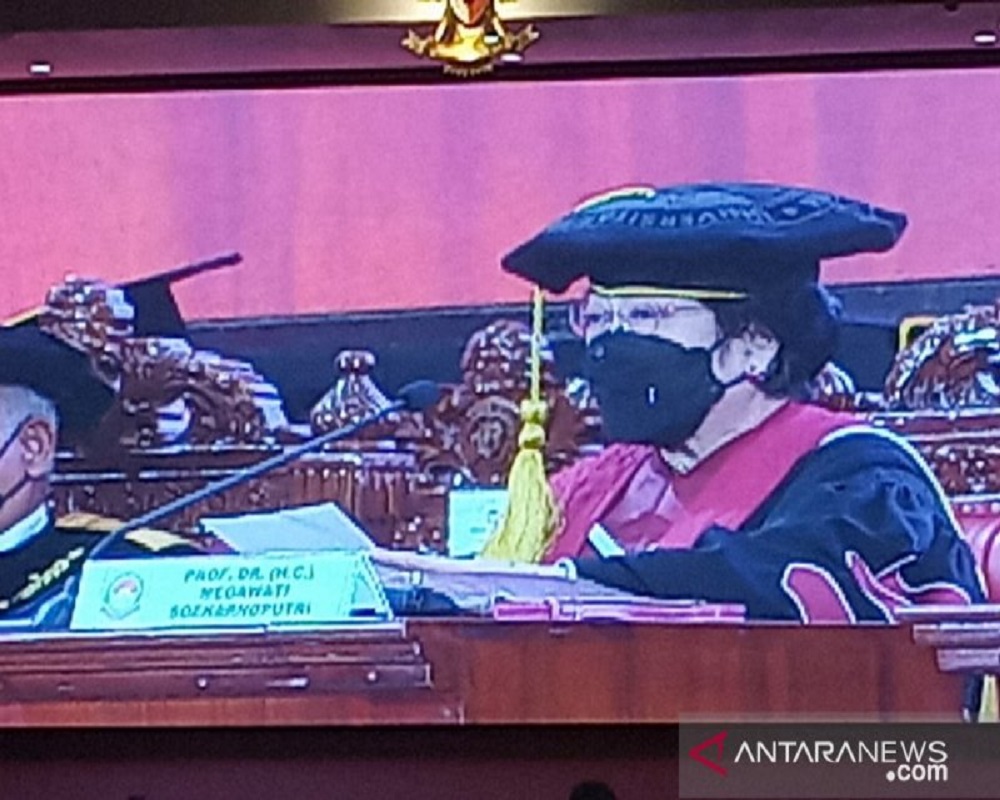Presiden Kelima RI Megawati Soekarnoputri saat orasi dalam sidang senat terbuka di Universitas Pertahanan RI, Bogor, Jawa Barat. FOTO: Antara Presiden Kelima RI Megawati Soekarnoputri saat orasi dalam sidang senat terbuka di Universitas Pertahanan RI, Bogor, Jawa Barat. FOTO: Antara
