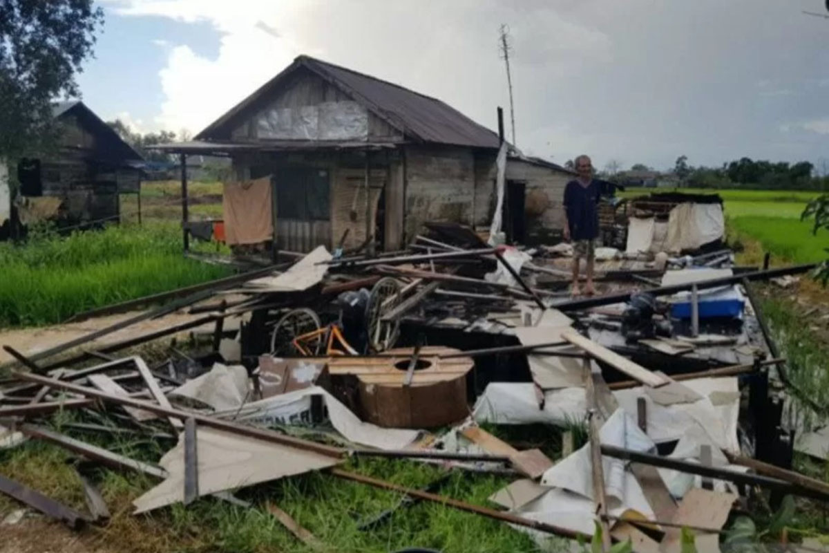 Satu unit rumah dari puluhan rumah yang rusak berat di Desa Penggalaman Kecamatan Martapura Barat yang rusak akibat diterjang puting beliung, Jumat petang. (Foto: Antaranews Kalsel) Satu unit rumah dari puluhan rumah yang rusak berat di Desa Penggalaman Kecamatan Martapura Barat yang rusak akibat diterjang puting beliung, Jumat petang. (Foto: Antaranews Kalsel)