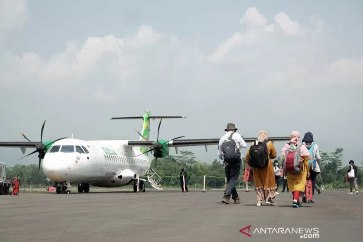 Sejumlah penumpang menaiki pesawat ATR 72-600 milik maskapai penerbangan Citilink di Bandara Jenderal Besar Soedirman (JBS), Purbalingga, Jawa Tengah, Kamis (3/6/2021). (FOTO: ANTARA/Idhad Zakaria/pras) Sejumlah penumpang menaiki pesawat ATR 72-600 milik maskapai penerbangan Citilink di Bandara Jenderal Besar Soedirman (JBS), Purbalingga, Jawa Tengah, Kamis (3/6/2021). (FOTO: ANTARA/Idhad Zakaria/pras)