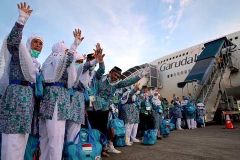 Ilustrasi - jemaah haji menaiki pesawat di Bandar Udara Internasional Sultan Hasanuddin, Makassar, saat sebelum pandemi. Foto: ANTARA Ilustrasi - jemaah haji menaiki pesawat di Bandar Udara Internasional Sultan Hasanuddin, Makassar, saat sebelum pandemi. Foto: ANTARA