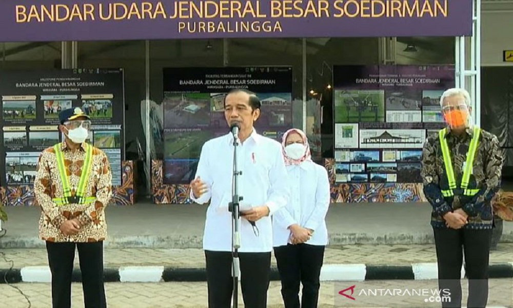 Presiden Jokowi saat meresmikan Bandara Jenderal Besar Soedirman Purbalingga, yang dampingi Gubernur Jateng Ganjar Pranowo. FOTO: Antara Presiden Jokowi saat meresmikan Bandara Jenderal Besar Soedirman Purbalingga, yang dampingi Gubernur Jateng Ganjar Pranowo. FOTO: Antara