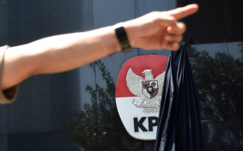 Selembar kain hitam yang menutupi logo Komisi Pemberantasan Korupsi (KPK) tersibak saat berlangsungnya aksi dukungan untuk komisi tersebut di Gedung Merah Putih KPK, Jakarta. Foto: ANTARA FOTO/Indrianto Eko Suwarso Selembar kain hitam yang menutupi logo Komisi Pemberantasan Korupsi (KPK) tersibak saat berlangsungnya aksi dukungan untuk komisi tersebut di Gedung Merah Putih KPK, Jakarta. Foto: ANTARA FOTO/Indrianto Eko Suwarso