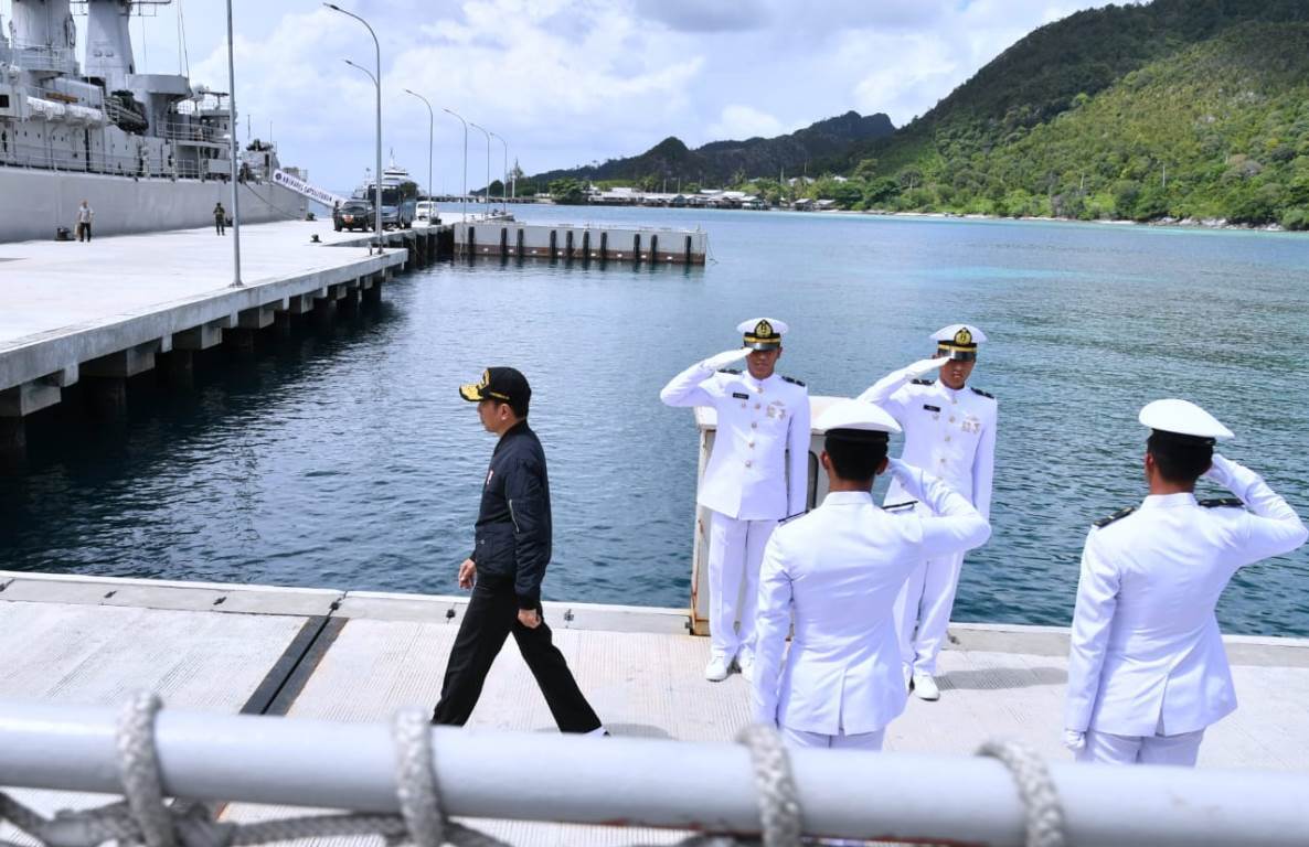 TNI Angkatan Laut (AL) dikabarkan membawa duit segepok ke wilayah ini, untuk apa sih? (foto: BPMI Setpres) TNI Angkatan Laut (AL) dikabarkan membawa duit segepok ke wilayah ini, untuk apa sih? (foto: BPMI Setpres)