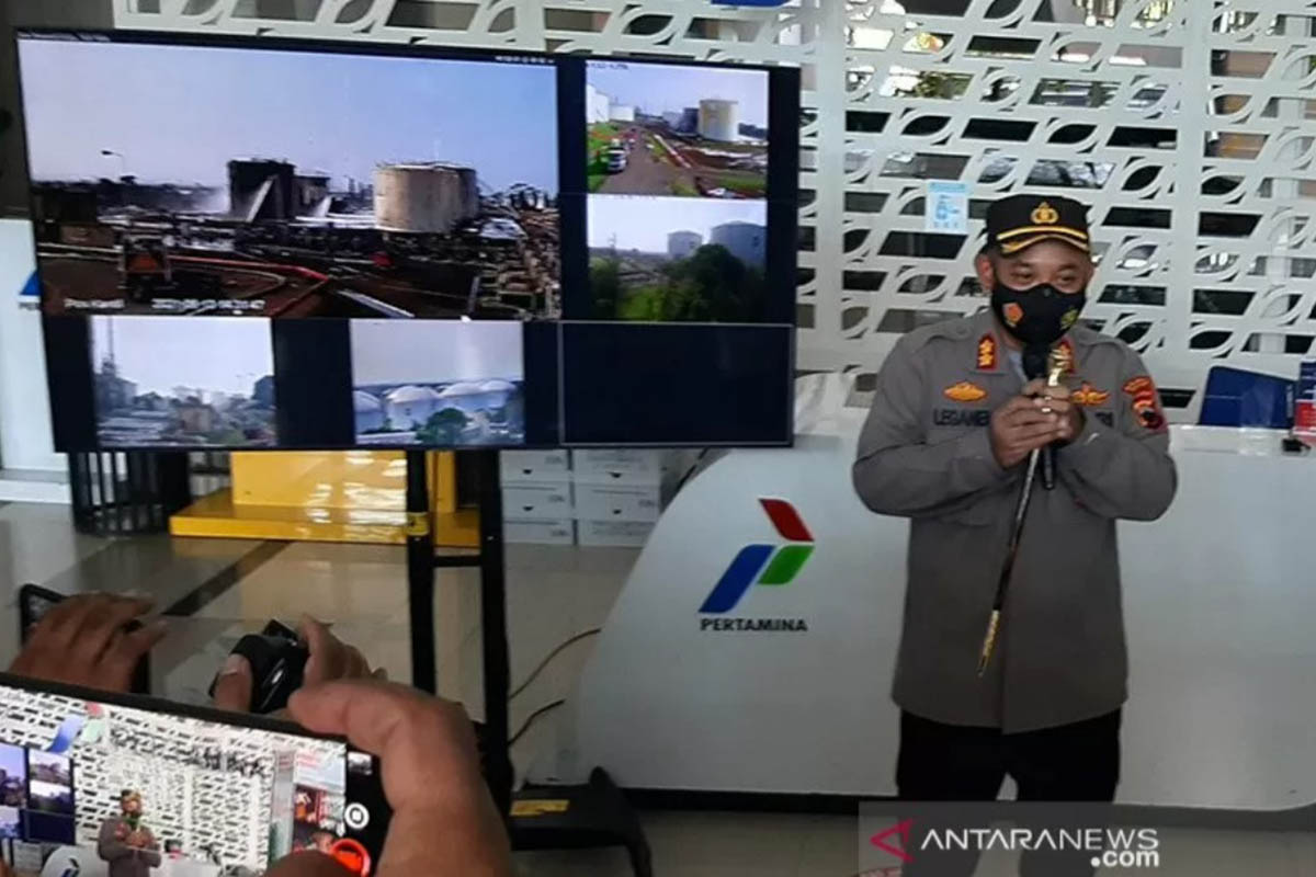 Kapolres Cilacap AKBP Leganek Mawardi menjelaskan perkembangan penyelidikan terkait kebakaran di Kilang Pertamina Refinery Unit IV Cilacap, Jawa Tengah, Minggu (13/6/2021). (ANTARA/Sumarwoto) Kapolres Cilacap AKBP Leganek Mawardi menjelaskan perkembangan penyelidikan terkait kebakaran di Kilang Pertamina Refinery Unit IV Cilacap, Jawa Tengah, Minggu (13/6/2021). (ANTARA/Sumarwoto)