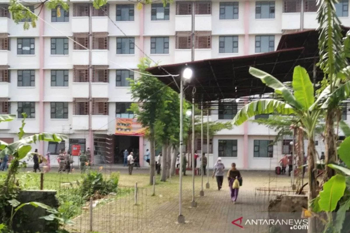 Kondisi isolasi terpusat untuk penderita Covid-19 di Kecamatan Kaliwungu, Kabupaten Kudus, Jawa Tengah, Minggu (13/6/2021). (FOTO: ANTARA/Akhmad Nazaruddin Lathif) Kondisi isolasi terpusat untuk penderita Covid-19 di Kecamatan Kaliwungu, Kabupaten Kudus, Jawa Tengah, Minggu (13/6/2021). (FOTO: ANTARA/Akhmad Nazaruddin Lathif)