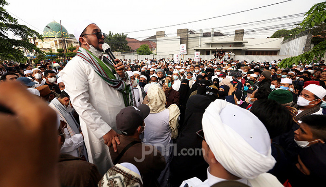 Massa pendukung Habib Rizieq Shihab melakukan aksi di depan Balai Kota dan Gedung DPRD Kota Bogor, Jawa Barat, Jumat (11/6). (Foto: Ricardo/JPNN) Massa pendukung Habib Rizieq Shihab melakukan aksi di depan Balai Kota dan Gedung DPRD Kota Bogor, Jawa Barat, Jumat (11/6). (Foto: Ricardo/JPNN)