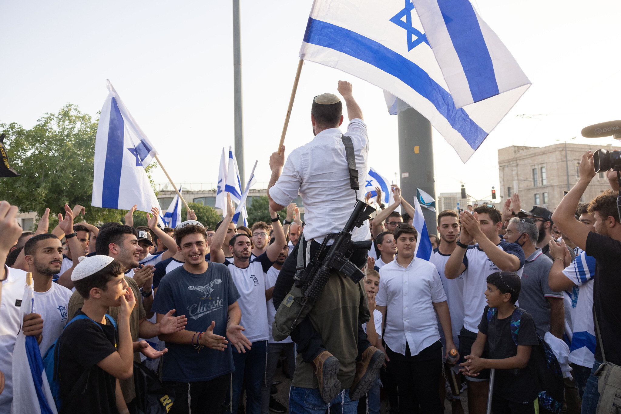 Partisipan pawai bendera pada 10 Mei lalu. Pawai tersebut gagal lantaran serangan Hamas dan dijadwalkan digelar pada Selasa (15/6) mendatang. (Foto: Nati Shohat/Flash90 via Times of Israel) Partisipan pawai bendera pada 10 Mei lalu. Pawai tersebut gagal lantaran serangan Hamas dan dijadwalkan digelar pada Selasa (15/6) mendatang. (Foto: Nati Shohat/Flash90 via Times of Israel)