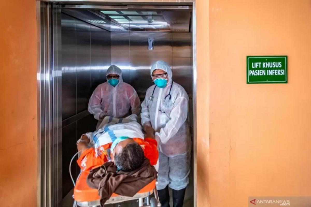 Sejumlah tim medis mengevakuasi seorang pasien menuju Ruang Isolasi Khusus RSUP dr Kariadi saat simulasi penanganan wabah virus Covid-19 di Semarang, Jawa Tengah, Kamis (30/1/2020). (FOTO: ANTARA FOTO/AJI STYAWAN) Sejumlah tim medis mengevakuasi seorang pasien menuju Ruang Isolasi Khusus RSUP dr Kariadi saat simulasi penanganan wabah virus Covid-19 di Semarang, Jawa Tengah, Kamis (30/1/2020). (FOTO: ANTARA FOTO/AJI STYAWAN)