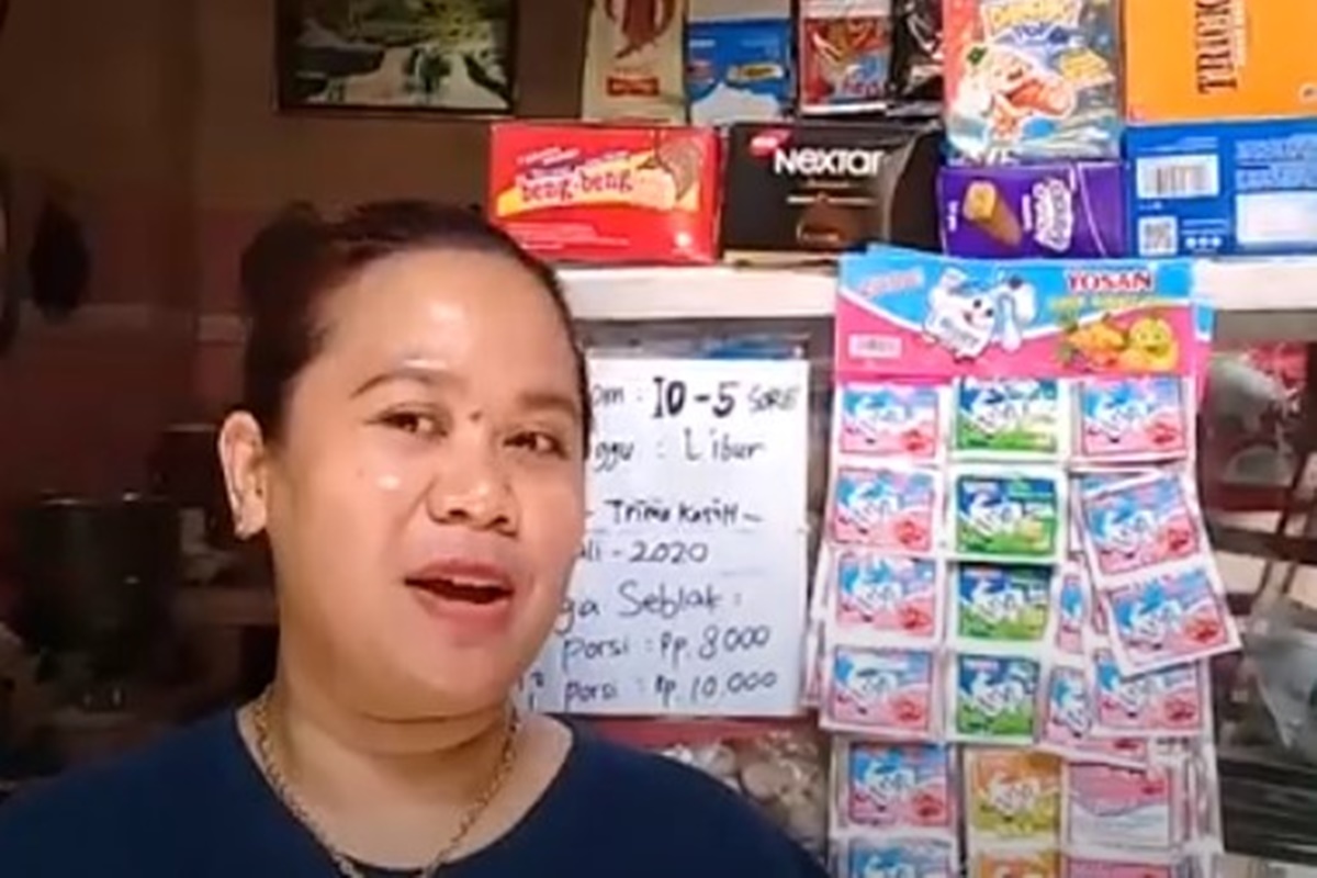 Yeni, pemilik kedai Seblak Iyen (foto: SC YouTube Jurnalpos TV) Yeni, pemilik kedai Seblak Iyen (foto: SC YouTube Jurnalpos TV)