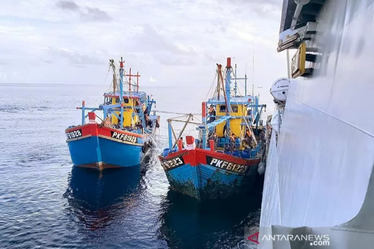 Ilustrasi - kapal nelayan berbendera Malaysia yang ditangkap setelah mencuri ikan di perairan Indonesia di Selat Malaka dijaga KRI Kerambit-627 menuju Pangkalan Utama TNI AL I/Belawan, Sumatera Utara. (FOTO: ANTARA/HO) Ilustrasi - kapal nelayan berbendera Malaysia yang ditangkap setelah mencuri ikan di perairan Indonesia di Selat Malaka dijaga KRI Kerambit-627 menuju Pangkalan Utama TNI AL I/Belawan, Sumatera Utara. (FOTO: ANTARA/HO)