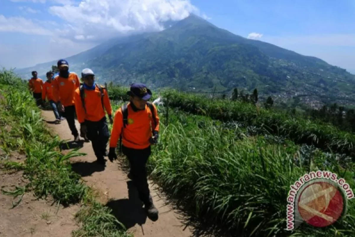 Ilustrasi - Petugas melintasi jalur pendakian dengan berlatar belakang Gunung Merbabu, Jumat (11/5/2018). (FOTO: ANTARA /Aloysius Jarot Nugroho) Ilustrasi - Petugas melintasi jalur pendakian dengan berlatar belakang Gunung Merbabu, Jumat (11/5/2018). (FOTO: ANTARA /Aloysius Jarot Nugroho)