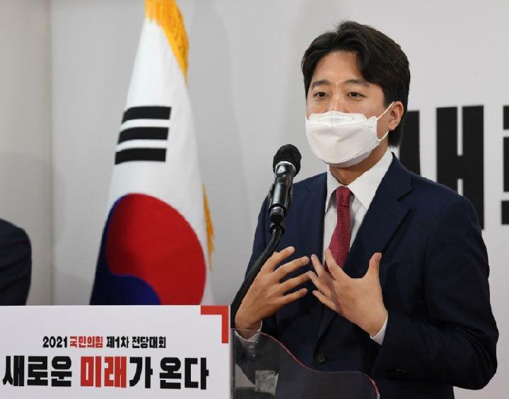 Lee Jun-Seok terpilih menjadi Ketua Partai termuda di Korea Selatan. Dia muda dan kaya raya. Foto: Reuters Lee Jun-Seok terpilih menjadi Ketua Partai termuda di Korea Selatan. Dia muda dan kaya raya. Foto: Reuters