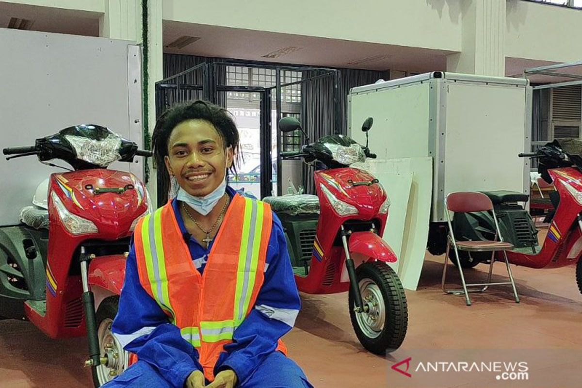 Longginus Eusabilis Bogin alias Rana (20) penyandang disabilitas yang kini merakit motor di Balai Besar Vokasional Inten Soeweno, Cibinong, Kabupaten Bogor, Jawa Barat. (ANTARA/M Fikri Setiawan) Longginus Eusabilis Bogin alias Rana (20) penyandang disabilitas yang kini merakit motor di Balai Besar Vokasional Inten Soeweno, Cibinong, Kabupaten Bogor, Jawa Barat. (ANTARA/M Fikri Setiawan)