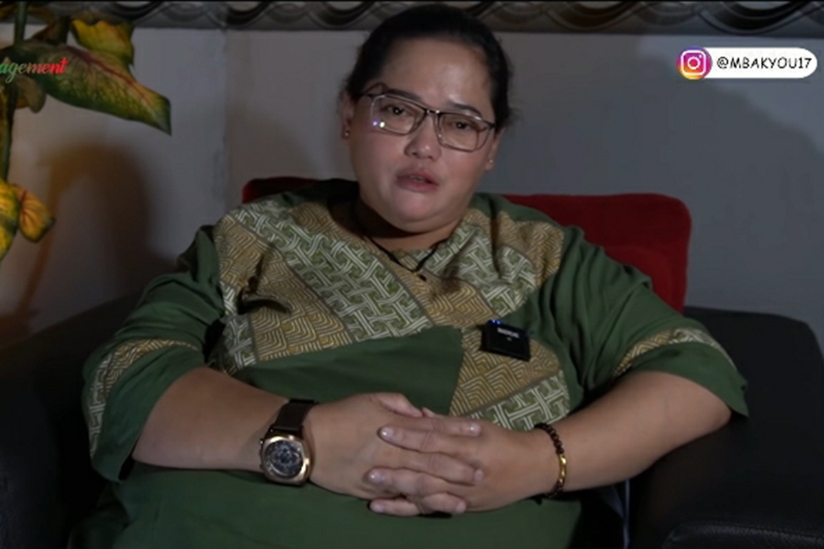 Mbak You menerawang fenomena benda asing yang jatuh di kawah Gunung Merapi. Foto: YouTube/Mbak You Mbak You menerawang fenomena benda asing yang jatuh di kawah Gunung Merapi. Foto: YouTube/Mbak You