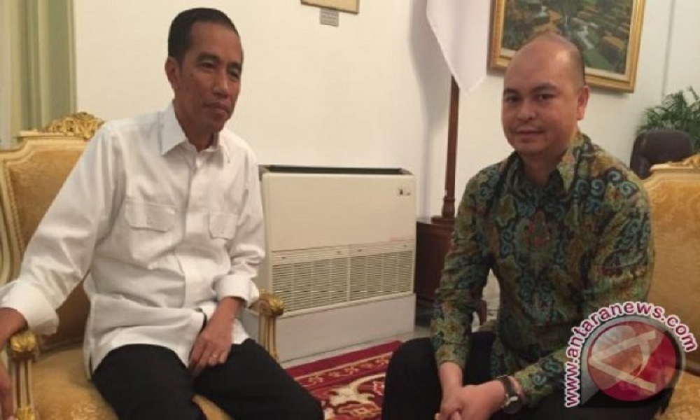 Presiden Joko Widodo bersama Michael Umbas. FOTO: Antara Presiden Joko Widodo bersama Michael Umbas. FOTO: Antara