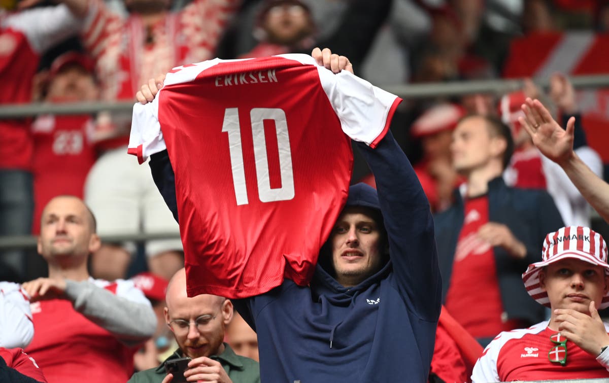 Seorang fans memegang jersey Christian Eriksen di Piala Eropa 2020. (foto: Reuters) Seorang fans memegang jersey Christian Eriksen di Piala Eropa 2020. (foto: Reuters)