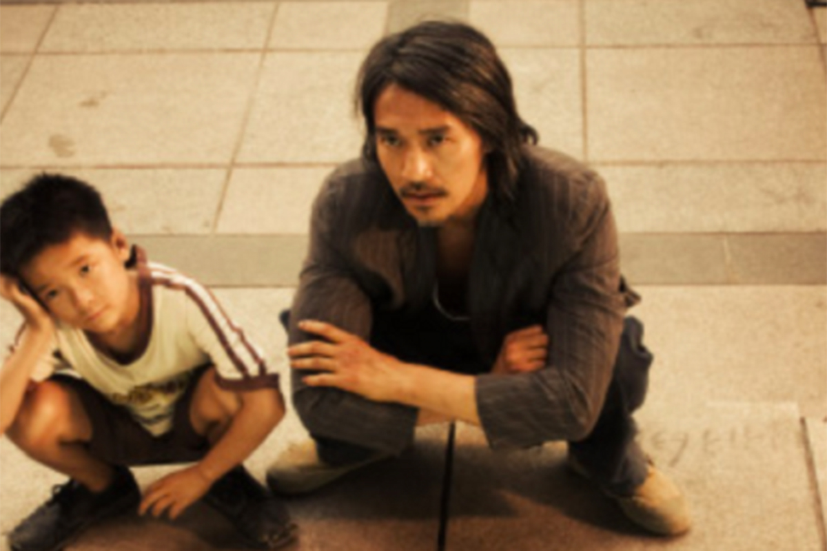 Stephen Chow (kanan) dalam film Kung Fu Hustle (2004). Foto: IMDb Stephen Chow (kanan) dalam film Kung Fu Hustle (2004). Foto: IMDb